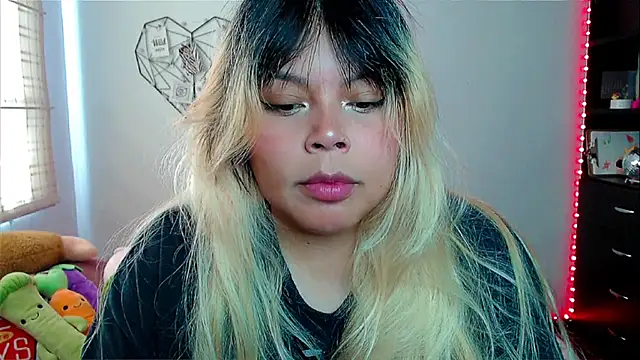 Snapshot of EllieMoonX chatting on November 18, 2025, 3:15 pm EllieMoonX online show from November 18, 2025, 3:15 pm