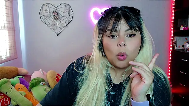 Snapshot of EllieMoonX chatting on November 25, 2025, 8:31 pm EllieMoonX online show from November 25, 2025, 8:31 pm