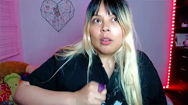 EllieMoonX online show from December 20, 2025, 1:19 am