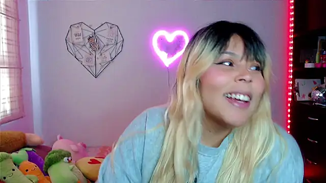 Snapshot of EllieMoonX chatting on November 15, 2025, 5:28 pm EllieMoonX online show from November 15, 2025, 5:28 pm