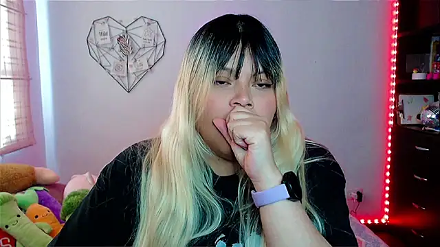 Snapshot of EllieMoonX chatting on November 20, 2025, 7:36 pm EllieMoonX online show from November 20, 2025, 7:36 pm