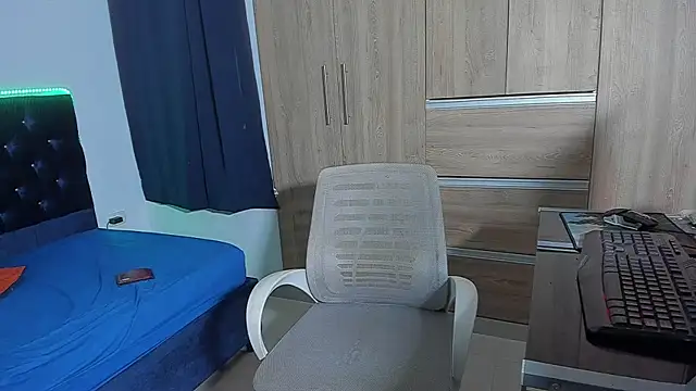 Snapshot of elias_ford chatting on October 19, 2025, 8:22 pm elias ford online show from October 19, 2025, 8:22 pm