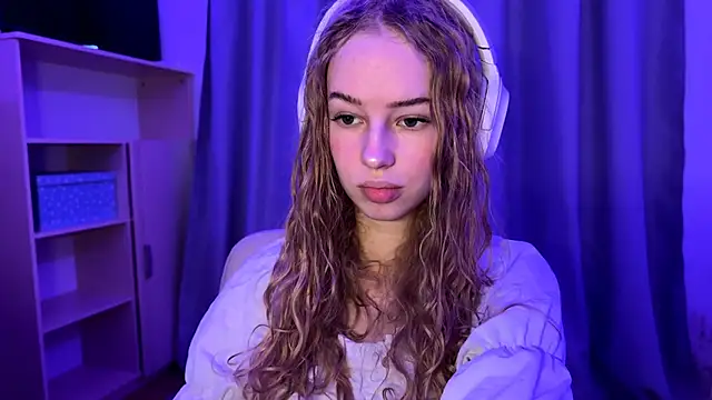 Snapshot of LunaCrave chatting on October 31, 2025, 6:21 am LunaCrave online show from October 31, 2025, 6:21 am