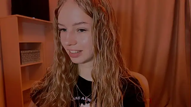 Snapshot of LunaCrave chatting on November 24, 2025, 9:09 am LunaCrave online show from November 24, 2025, 9:09 am