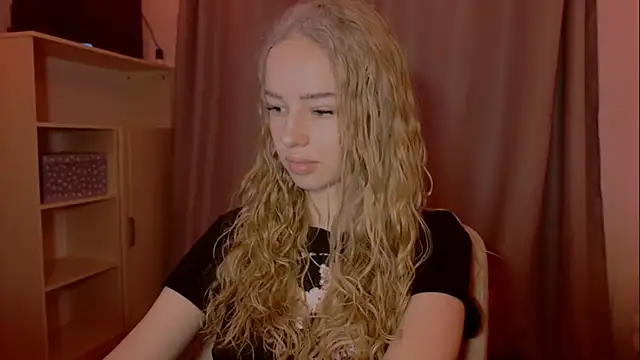 Snapshot of LunaCrave chatting on November 25, 2025, 2:17 pm LunaCrave online show from November 25, 2025, 2:17 pm