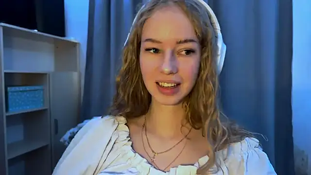 Snapshot of LunaCrave chatting on November 7, 2025, 7:24 am LunaCrave online show from November 7, 2025, 7:24 am