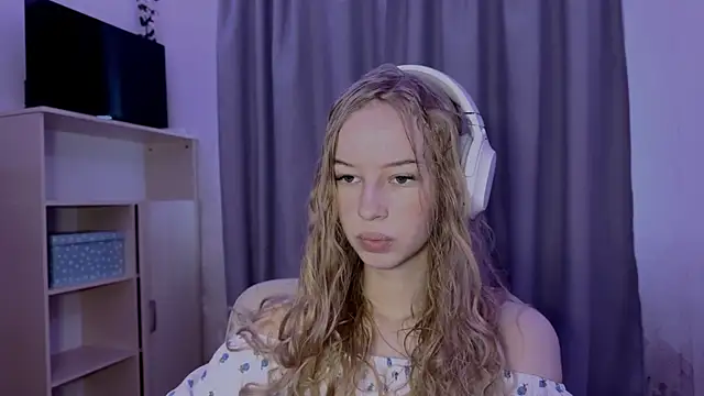 Snapshot of LunaCrave chatting on October 29, 2025, 11:53 am LunaCrave online show from October 29, 2025, 11:53 am