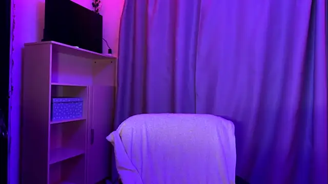 Snapshot of LunaCrave chatting on November 27, 2025, 2:39 pm LunaCrave online show from November 27, 2025, 2:39 pm