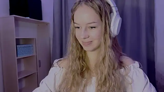 Snapshot of LunaCrave chatting on October 30, 2025, 12:14 pm LunaCrave online show from October 30, 2025, 12:14 pm