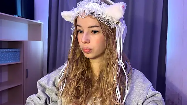 Snapshot of LunaCrave chatting on October 24, 2025, 7:29 am LunaCrave online show from October 24, 2025, 7:29 am