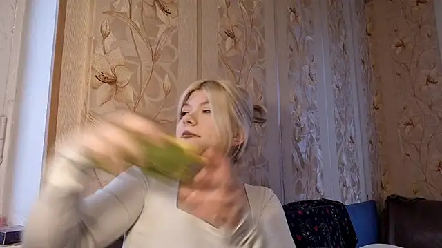 Snapshot of EllenMompoint chatting on October 28, 2025, 7:18 am EllenMompoint online show from October 28, 2025, 7:18 am