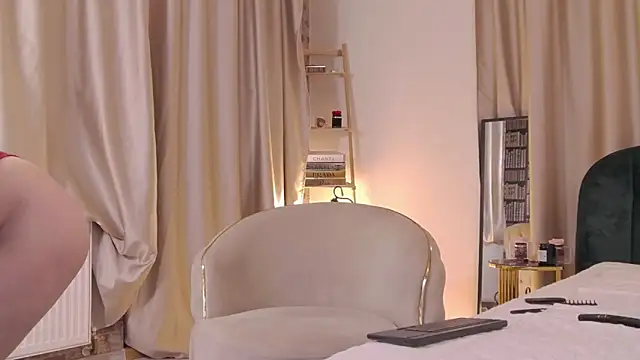 Snapshot of OliviaCart chatting on November 1, 2025, 7:19 pm OliviaCart online show from November 1, 2025, 7:19 pm