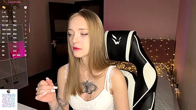 Snapshot of EvaPeace chatting on December 19, 2025, 6:43 pm EvaPeace online show from December 19, 2025, 6:43 pm