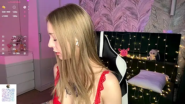 Snapshot of EvaPeace chatting on December 13, 2025, 8:04 pm EvaPeace online show from December 13, 2025, 8:04 pm