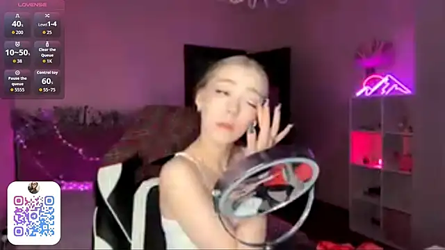 Snapshot of EvaPeace chatting on February 2, 2026, 7:13 pm EvaPeace online show from February 2, 2026, 7:13 pm