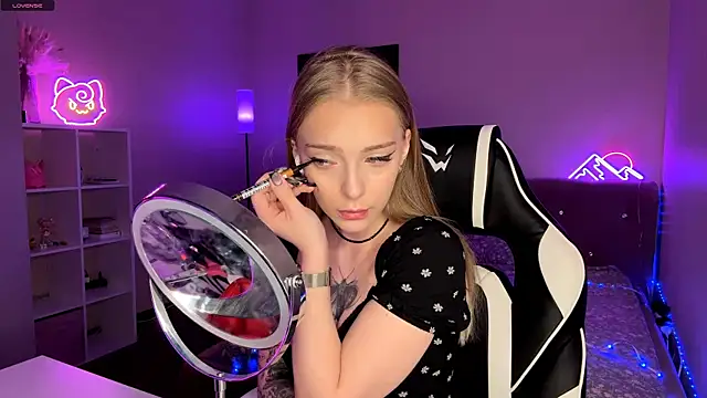 EvaPeace online show from March 22, 2026, 12:29 pm