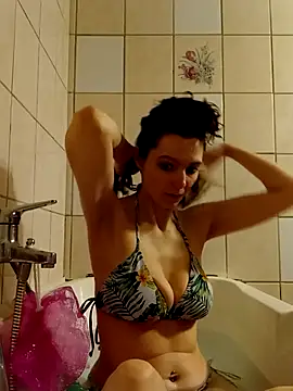 Snapshot of labellerose chatting on December 17, 2025, 6:13 pm labellerose online show from December 17, 2025, 6:13 pm