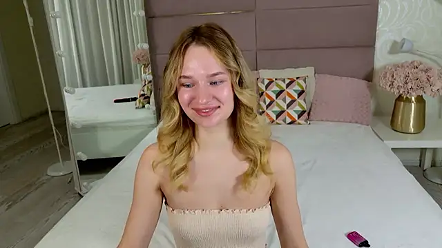 Snapshot of IndieMoon chatting on January 12, 2026, 7:42 pm IndieMoon online show from January 12, 2026, 7:42 pm