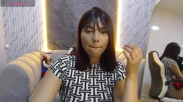 Snapshot of Catherine_b_ chatting on October 17, 2025, 8:32 pm Catherine b  online show from October 17, 2025, 8:32 pm