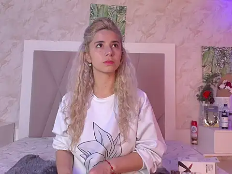 Snapshot of Sophie_teller chatting on December 15, 2025, 3:23 am Sophie teller online show from December 15, 2025, 3:23 am