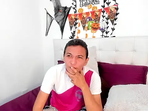 Snapshot of RichyTaylor_ chatting on October 13, 2025, 7:48 pm RichyTaylor online show from October 13, 2025, 7:48 pm