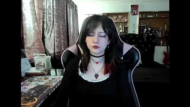 Maki Zein  online show from November 6, 2025, 4:22 pm