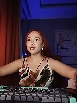 LolaMint  online show from November 28, 2025, 1:44 pm