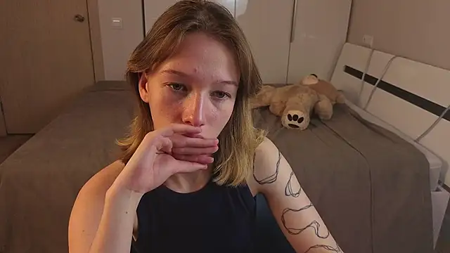 LilyVoise online show from October 19, 2025, 2:31 pm