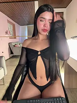 LunaMoore Pink online show from April 8, 2026, 12:50 pm