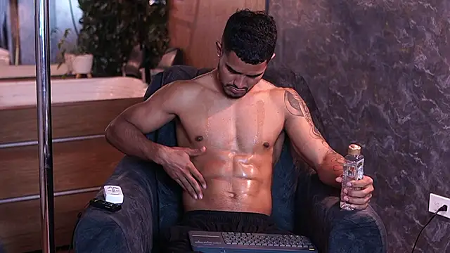 Snapshot of Reik_Vonn chatting on December 17, 2025, 12:10 pm Reik Vonn online show from December 17, 2025, 12:10 pm