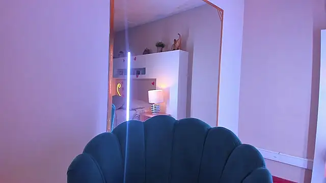 HollyPeach online show from February 28, 2026, 5:45 pm