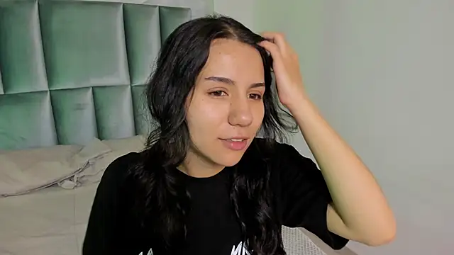 Snapshot of HollyPeach chatting on April 30, 2026, 7:32 pm HollyPeach online show from April 30, 2026, 7:32 pm