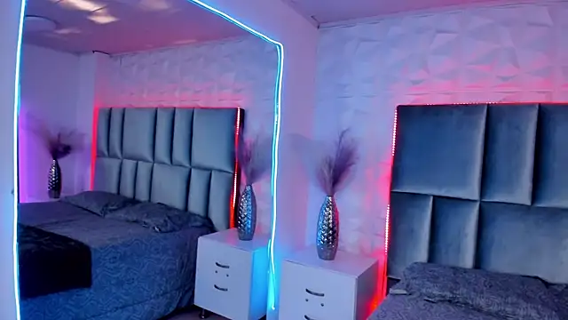 HollyPeach online show from January 12, 2026, 7:42 pm