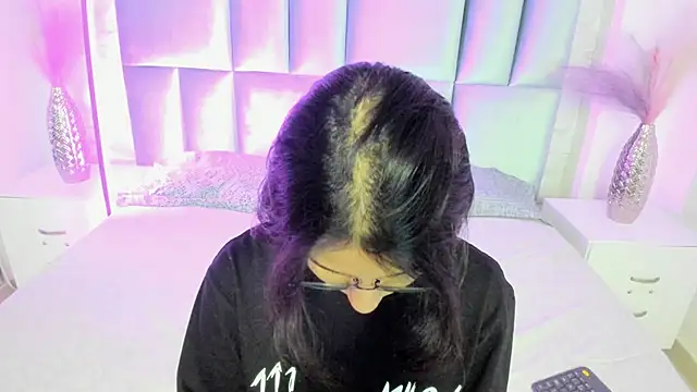 Snapshot of HollyPeach chatting on April 20, 2026, 7:37 pm HollyPeach online show from April 20, 2026, 7:37 pm
