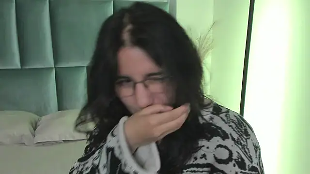 HollyPeach online show from February 5, 2026, 7:32 pm