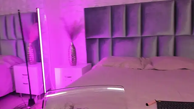 HollyPeach online show from April 4, 2026, 1:06 pm