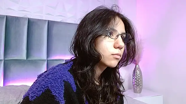 Snapshot of HollyPeach chatting on May 10, 2026, 6:21 pm HollyPeach online show from May 10, 2026, 6:21 pm
