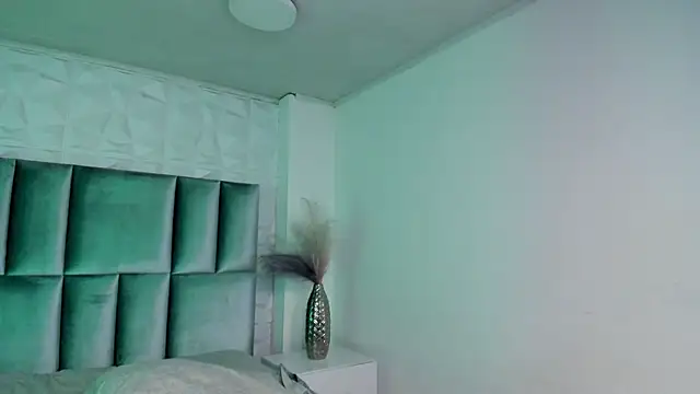Snapshot of HollyPeach chatting on April 28, 2026, 2:27 am HollyPeach online show from April 28, 2026, 2:27 am