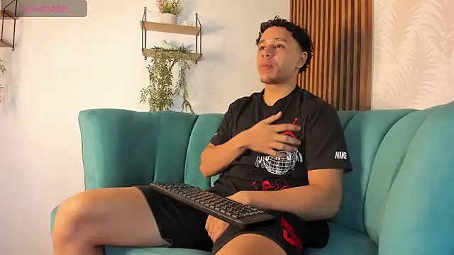 Snapshot of Adrian_Volt chatting on December 18, 2025, 3:11 am Adrian Volt online show from December 18, 2025, 3:11 am