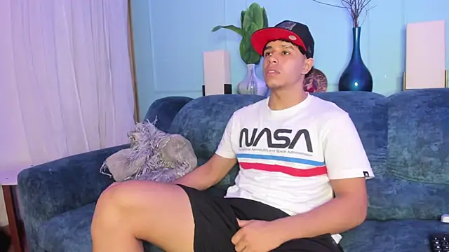 Snapshot of Adrian_Volt chatting on December 14, 2025, 3:13 am Adrian Volt online show from December 14, 2025, 3:13 am