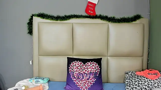 Snapshot of honey__hott chatting on December 13, 2025, 8:04 pm honey hott online show from December 13, 2025, 8:04 pm