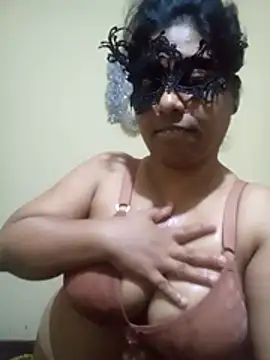 Expose Queen online show from February 14, 2026, 6:19 pm