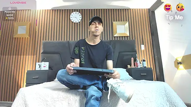 DerryAndIzzy online show from November 8, 2025, 4:27 am