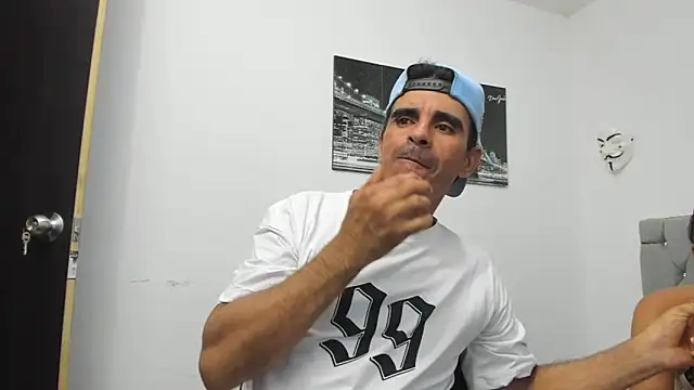 Snapshot of Sofi_And_Santy chatting on November 14, 2025, 12:25 am Sofi And Santy online show from November 14, 2025, 12:25 am