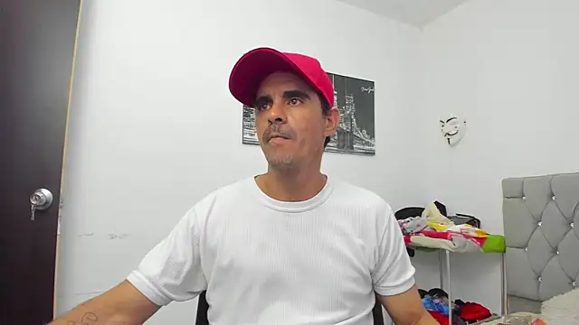 Snapshot of Sofi_And_Santy chatting on November 29, 2025, 12:44 am Sofi And Santy online show from November 29, 2025, 12:44 am