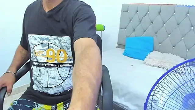 Snapshot of Sofi_And_Santy chatting on November 23, 2025, 12:09 am Sofi And Santy online show from November 23, 2025, 12:09 am