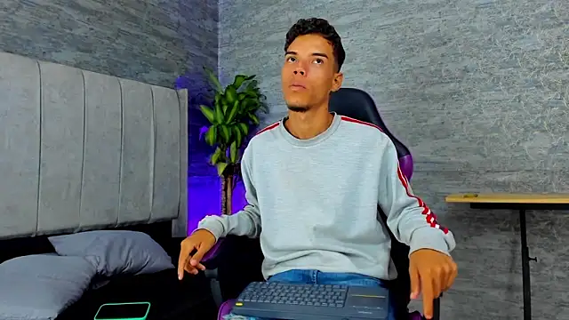 jhojan foxxx  online show from November 10, 2025, 8:58 pm