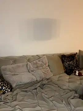 Roxane880 online show from November 13, 2025, 7:40 pm