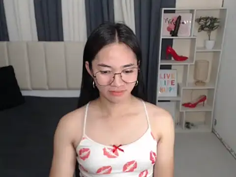 Snapshot of PetiteAsianMarian chatting on October 15, 2025, 10:12 am PetiteAsianMarian online show from October 15, 2025, 10:12 am