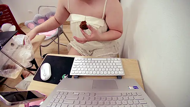 Hanna Mina online show from November 6, 2025, 3:43 am